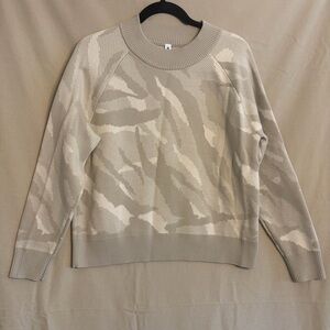 Athleta Jacquard Textured Crew Extra Fine Wool Blend Sweater S Beige/Cream Camo